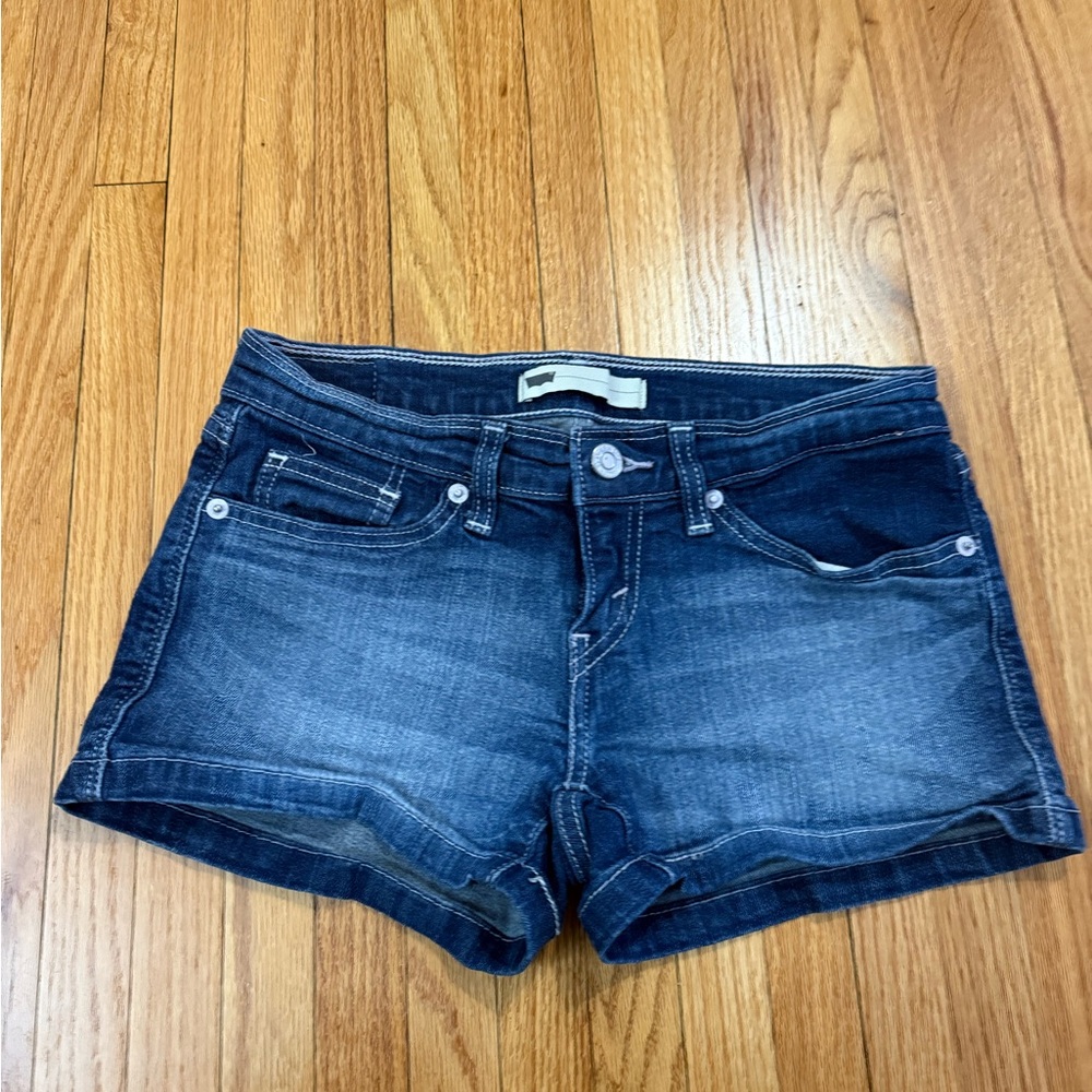 Women’s Levi shorts size 27